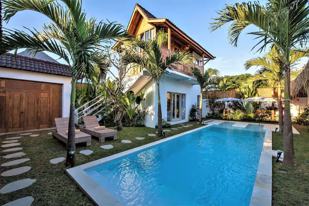 900M FROM THE BEACH 5 BEDROOM VILLA FOR SALE LEASEHOLD IN SEMINYAK BE-1843 